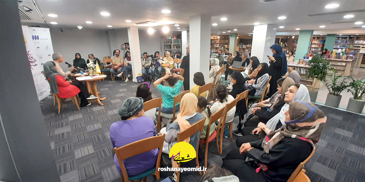 حضار در مراسم اختتامیه مسابقه داستان‌نویسی «اردیبهشت» بنیاد خیریه روشنای امید